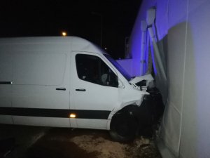 Mercedes Sprinter, którym kierował nietrzeźwy mężczyzna po uderzeniu w ścianę marketu