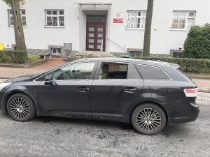 Samochód z boczną szybą wybitą przez policjantów w trakcie akcji ratującej życie nieprzytomnej kierującej