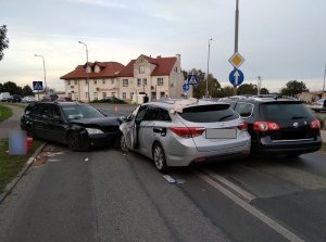 uszkodzone pojazdy po wypadku na ulicy Parkowej w Miliczu