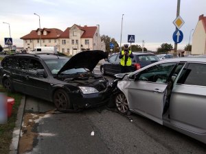 uszkodzone pojazdy w wyniku wypadku na ulicy Parkowej w Miliczu