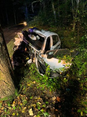 samochód osobowy rozbity w wyniku wypadku drogowego