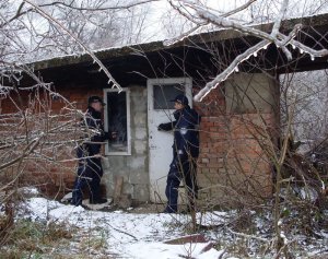 Policjanci kontrolują miejsce, gdzie w okresie zimowym może przebywać osoba bezdomna