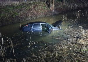 Nietrzeźwy kierowca w świąteczną noc wjechał Fordem do rzeki