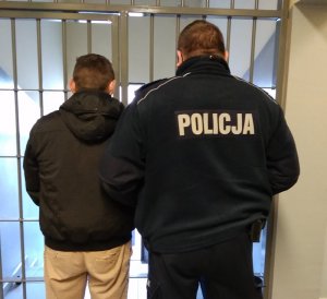 Policjant z zatrzymanym mężczyzną