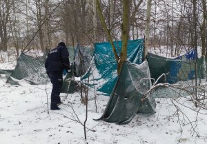 Policjant kontroluje miejsce, gdzie mogą przebywać osoby bezdomne