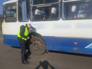 Policjant w trakcie kontroli autobusu kursowego