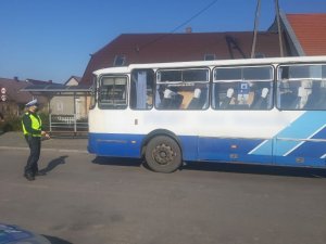 Policjant w trakcie kontroli autobusu kursowego