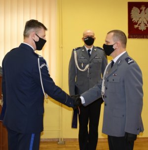 Komendant Wojewódzki Policji we Wrocławiu inspektor Dariusz Wesołowski składa gratulacje I Zastępcy Komendanta Powiatowego Policji w Miliczu podinspektorowi Januszowi Misiowi