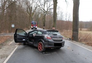 Opel Astra po uderzeniu w przydrożne drzewo