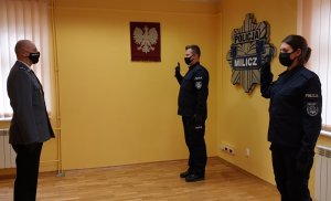 Komendant Powiatowy Policji w Miliczu podinspektor Marek Sroczyński przyjmuje ślubowanie od nowych policjantów