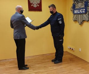 Komendant Powiatowy Policji w Miliczu podinspektor Marek Sroczyński gratuluje nowemu policjantowi