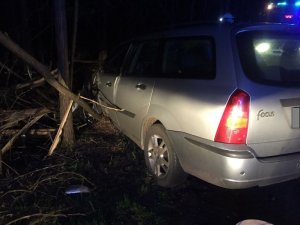 Uszkodzony Ford Focus, którym kierował nietrzeźwy kierowca