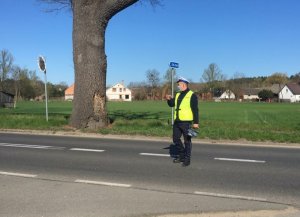 Policjant zatrzymuje pojazd do kontroli drogowej