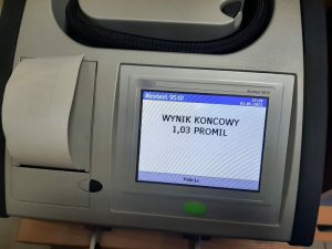 Urządzenie do badania stanu trzeźwości wskazuje wynik badania zatrzymanego kierowcy Opla Astry