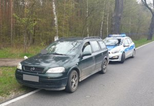 Opel Astra, którym kierował zatrzymany przez policjantów nietrzeźwy kierowca