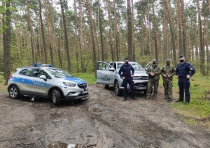 Miliccy policjanci w trakcie wspólnego patrolu z funkcjonariuszami Straży Leśnej Nadleśnictwa Milicz