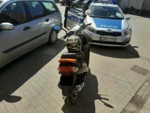 Motorower, którym przed policjantami uciekał nietrzeźwy motorowerzysta