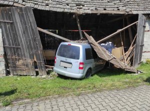 Samochód Volkswagen Caddy po uderzeniu w ścianę stodoły w Czatkowicach