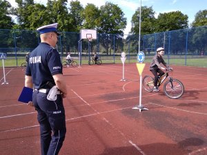 Policjant w trakcie przeprowadzania egzaminu na kartę rowerową