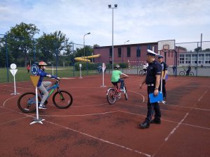 Policjant w trakcie przeprowadzania egzaminu na kartę rowerową