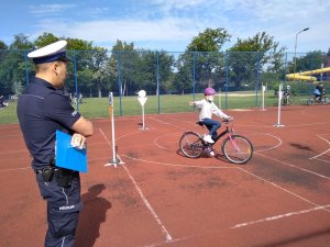 Policjant w trakcie przeprowadzania egzaminu na kartę rowerową