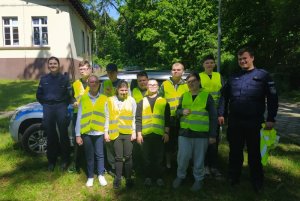 Policjanci z zebranymi dziećmi