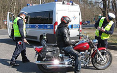 Policjanci w trakcie kontroli motocyklisty