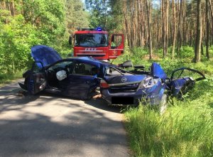 Uszkodzony Opel Astra po uderzeniu w drzewo na drodze pomiędzy miejscowościami Kotlarka - Czeszyce