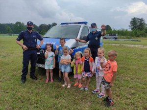 dzieci i policjanci podczas wspólnego pamiątkowego zdjęcia