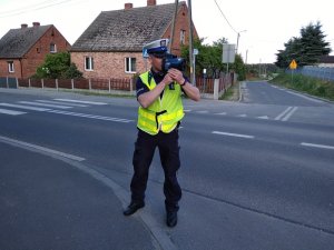 Policjant w trakcie kontroli prędkości pojazdów