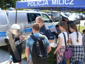 Policjant prezentuje młodzieży sprzęt wykorzystywany w trakcie służby