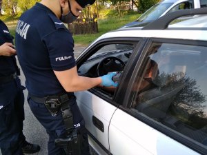 Policjant w trakcie badania trzeźwości kierowcy