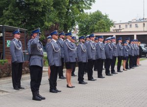 Pododdział policjantów w trakcie odtwarzania hymnu