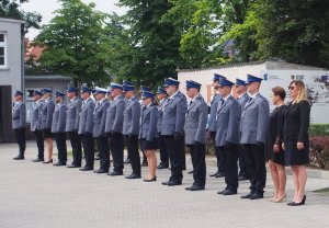 Pododdział policjantów w trakcie odtwarzania hymnu