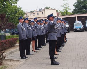 Pododdział policjantów w trakcie odtwarzania hymnu