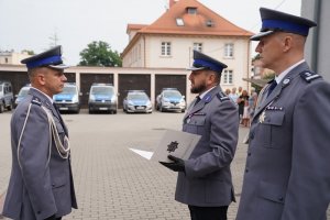 Zastępca Komendanta Powiatowego Policji w Miliczu odbiera akt mianowania na stopień młodszego inspektora