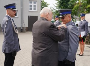 Wręczanie odznaczenia związkowego nadkomisarzowi Jarosławowi Kempie