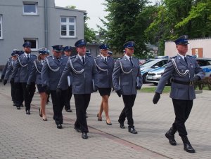 Pododdział policjantów opuszcza plac apelowy