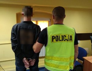 Policjant z zatrzymanym mężczyzną